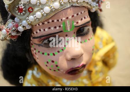 Allahabad, India. 20th Nov, 2018. A little child paint their face and begging on street at Sangam, Allahabad Credit: Shasi Sharma/Pacific Press/Alamy Live News Stock Photo