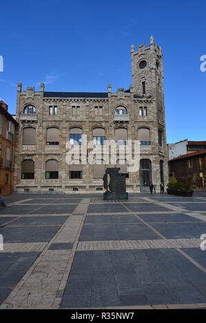 Old Post Office Building On The Cathedral Square In Leon. Architecture, Travel, History, Street Photography. November 2, 2018. Leon Castilla y Leon Sp Stock Photo