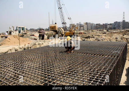 Bangladeshi labor works in a Construction site in Dhaka, Bangladesh Stock Photo