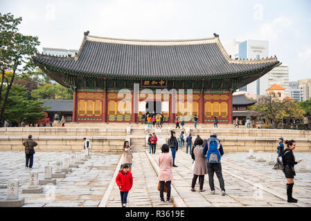Seoul Korea 2018-23-october unidentified tourist travel in deoksugung palace  famous place for travel  in Korea in 2018-23-october , Seoul Korea Stock Photo