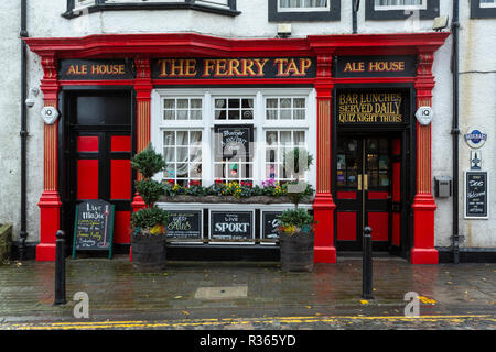 The Ferry Tap. A brightly painted pub in South Queensferry, Edinburgh. On a wet day. Stock Photo