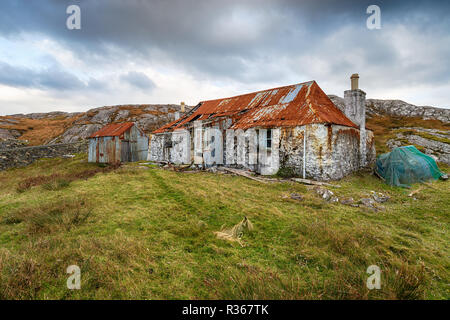 An old abandoned croft on the Golden Road at Quidnish on the Isle of Harris in the Western Isles of Scotland Stock Photo