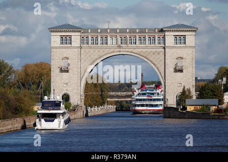 Cruise ships enter the Uglich lock on the Volga River and reservoir, Yaroslavl Oblast, Northern Russia. Stock Photo