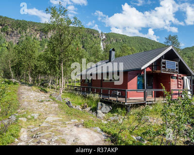 Mountain hut Steindalshytta, at path along valley Steindalen to glacier Steindalsbre, Lyngen alps, south of Lyngseidet, Troms county, Norway Stock Photo