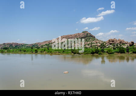 Beautiful view of the Tungabhadra River from Gangavati to Hospet connecting bridge, Karnataka, India Stock Photo