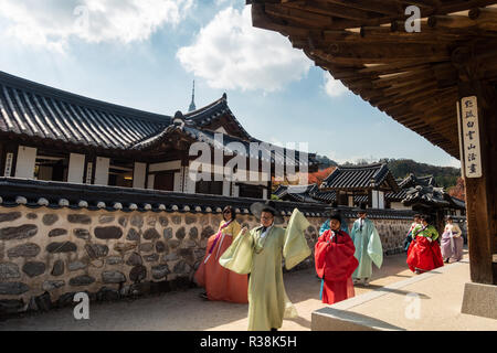 People dressed in traditional Korean dress at Namsangol Hanok Village in Seoul, South Korea Stock Photo