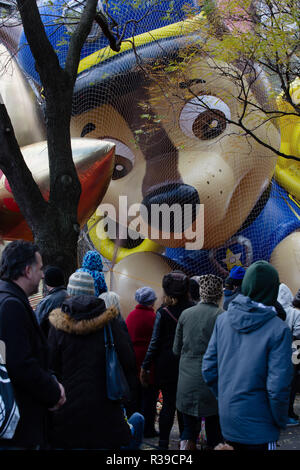 New York City, New York, USA. 21st Nov, 2018. The Thanksgiving Parade Balloon Inflation event takes place between 77th St. and 81st St. at the Columbus Ave. entrry point. The balloon, PAW Patrol, ''patrols'' over New Yorkers. Credit: Serena S.Y. Hsu/ZUMA Wire/Alamy Live News Stock Photo