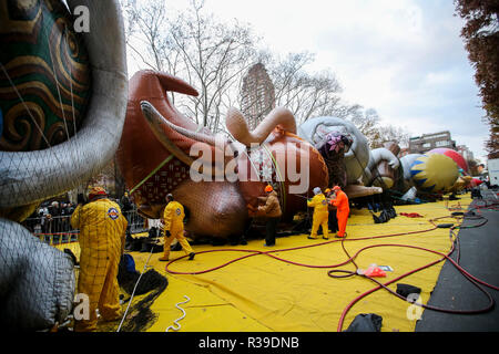 New York, USA. 21st Nov, 2018. People work on the balloons to prepare for Macy's Thanksgiving Day Parade in New York, the United States, Nov. 21, 2018. More than 3.5 million people are expected to line the streets of Manhattan, New York City, to watch the dazzling display of balloons and floats at the 92nd annual Macy's Thanksgiving Day Parade on Thursday. However, icy strong winds on the Turkey Day may threaten to ground these iconic balloons and floats as the National Weather Service is calling for a blustery day. Credit: Wang Ying/Xinhua/Alamy Live News Stock Photo