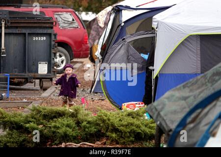 Butte, USA. 21st Nov, 2018. A child walks near tents at a parking lot in Chico of Butte County, California, the United States, Nov. 21, 2018. Local officials warned that the rain after the wildfire could cause risk of flash floods and mudflows. Credit: Wu Xiaoling/Xinhua/Alamy Live News Stock Photo