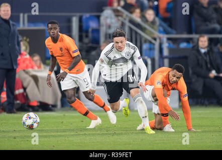 Gelsenkirchen, Deutschland. 19th Nov, 2018. Nico SCHULZ (GER) in a duel versus Quincy PROMES l. (NED) and Georginio WIJNALDUM r. (NED), Action, Football Laender match, Nations League, Germany (GER) - Netherlands (NED) 2: 2, on 19/11/2018 in Gelsenkirchen/Germany. | usage worldwide Credit: dpa/Alamy Live News Stock Photo