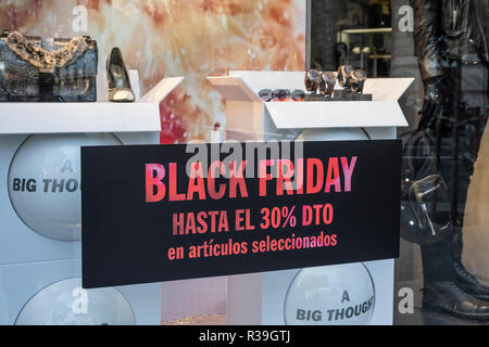 Barcelona, Spain. 22nd Nov 2018. A commercial poster offering discounts on Black Friday is seen in one of the shops in the center of Barcelona. The commercial campaign of Black Friday sales starts in Barcelona. The main shops of the city offer discounts between 10% and 40% if the purchase takes place during this week, mainly on Friday 23. Credit: SOPA Images Limited/Alamy Live News Stock Photo