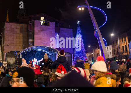 Lisburn, Northern Ireland, 22nd November, 2018. Crowds of people, including many young families, line Bow Street and Market Square in Lisburn city centre to watch a lantern parade involving local schoolchildren accompanied by carnival performers for the annual Christmas Lights Switch-On. It marks the start of Lisburn Light Festival, 22 November - 25 January, when over one million lights will illuminate the city centre. The Mayor, Councillor Uel Mackin switched on the Christmas lights ably assisted by Santa. Credit: Ian Proctor/Alamy Live News Stock Photo