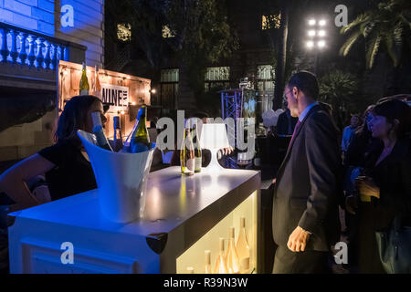 Barcelona, Catalonia, Spain. 22nd Nov, 2018. The bar area is seen during the opening party of the Shopping Night Barcelona.Barcelona celebrates its 9th edition of Shopping Night Barcelona. The central commercial hub of Passeig de GrÃ cia is filled with fashion, music, culture and gastronomy. A party that aims to boost sales and inaugurates the commercial Christmas campaign. Credit: Paco Freire/SOPA Images/ZUMA Wire/Alamy Live News Stock Photo