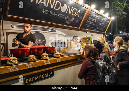 Barcelona, Catalonia, Spain. 22nd Nov, 2018. One of the Food Truck selling burgers seen during the Shopping Night Barcelona.Barcelona celebrates its 9th edition of Shopping Night Barcelona. The central commercial hub of Passeig de GrÃ cia is filled with fashion, music, culture and gastronomy. A party that aims to boost sales and inaugurates the commercial Christmas campaign. Credit: Paco Freire/SOPA Images/ZUMA Wire/Alamy Live News Stock Photo