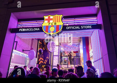 Barcelona, Catalonia, Spain. 22nd Nov, 2018. The shop window of the Football Club Barcelona store is seen during the Shopping Night.Barcelona celebrates its 9th edition of Shopping Night Barcelona. The central commercial hub of Passeig de GrÃ cia is filled with fashion, music, culture and gastronomy. A party that aims to boost sales and inaugurates the commercial Christmas campaign. Credit: Paco Freire/SOPA Images/ZUMA Wire/Alamy Live News Stock Photo