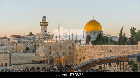 Believers at the Wailing Wall at dusk, behind the Dome of the Rock, also Qubbat As-sachra, Kipat Hasela, with Old Town Stock Photo