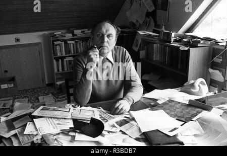 Author Josef Reding on 27 February 1975 in his house in Dortmund.| | usage worldwide Stock Photo