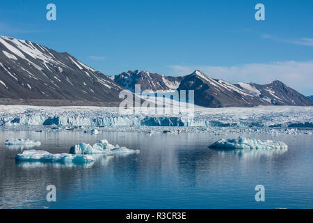 Norway, Svalbard, Spitsbergen. Nordvest-Spitsbergen National Park, Liefdefjorden, Monacobreen, aka Monaco Glacier. Receding glacier in the distance. Stock Photo