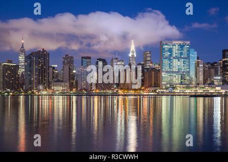 USA, New York City, Long Island City, Midtown Manhattan skyline with UN building Stock Photo