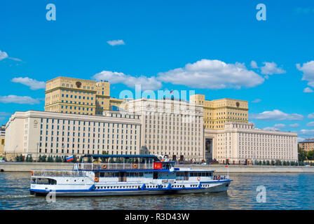 Sightseeing tour boat passing Ministry of Defence of the Russian Federation, Moscow, Russia Stock Photo