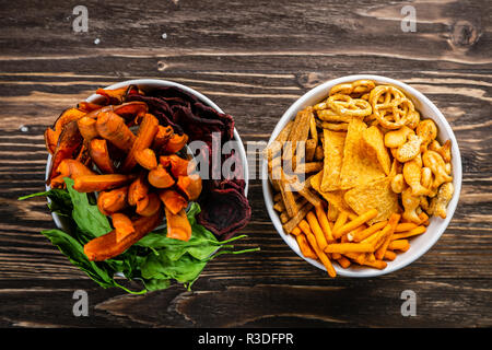 Healthy potato chips alternative - vegetable chips (beet root, pumpkin, spinach) Stock Photo