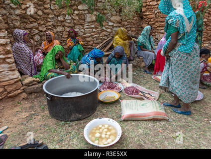 Harari women preparing food for a muslim celebration, Harari Region ...