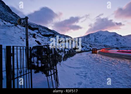 Llyn Ogwen, frozen lake in Ogwen Valley, Snowdonia, North Wales, UK Stock Photo