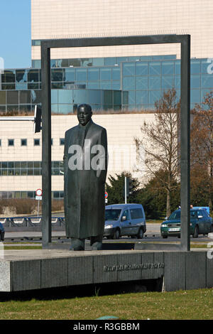 ZAGREB, CROATIA - FEBRUARY 6, 2016: Statue of Veceslav Holjevac, mayor of Zagreb (1952-1963), in front of the National and University Library in Zagre Stock Photo