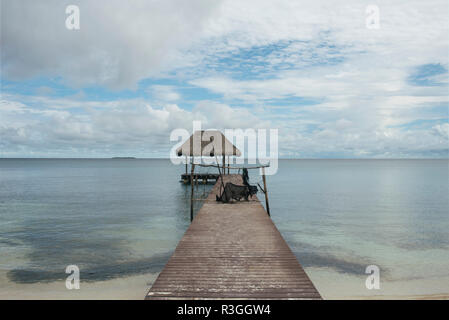 Dock with cabana (mangrove pavilion). Minimalistic waterscape of Isla Grande, Rosario Islands. Cartagena de Indias, Colombia. Oct 2018 Stock Photo