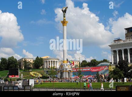 UCRANIA. KIEV (KYIV). Capital de la ciudad. Estatua de la Madre Ucrania, en lo alto de la Columma de la Independiencia, ubicada en el centro de la Plaza de la Independencia (Maidan Nesaleshnosti). Europa oriental. Stock Photo