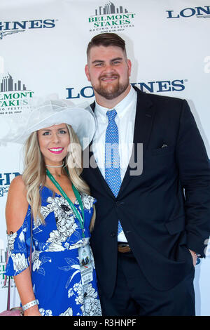 New York Jets tackle Brent Qvale (79) watches as Philadelphia Eagles