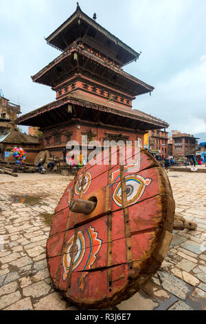 Wheel of a ceremonial chariot for the Bisket Jatra Festival in front of Bhairabnath Temple, Taumadhi Tole square, Bhaktapur Stock Photo