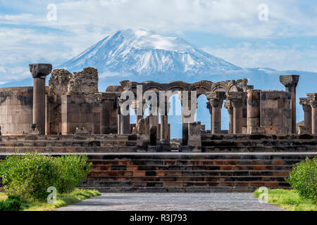 Zvarnots ruins, Zwartnots temple or St Gregory Cathedral, Mount Ararat in Turkey behind, Yerevan, Armavir Province, Armenia Stock Photo