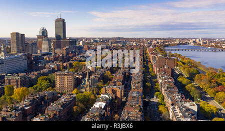 Row houses and buildings all in a row beside the river looking south from Boston Downtown Stock Photo
