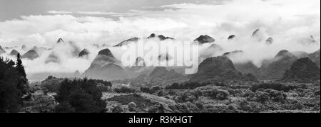Limestone hills in mist, Xingping, Yangshuo, Guangxi, China Stock Photo
