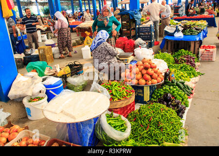 Turkey, Aydin Province, Nazilli, open-air fruit and vegetable 