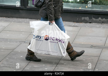 Manchester, Greater Manchester, UK. Black Friday Sales. 23rd November 2018.  People flock to stores to bag high street bargains on one of the biggest shopping days of the year.  Currys & Pc World Stores are packed out with savvy shoppers looking for a Black Friday deal just in time for Christmas.  Credit: Cernan Elias/Alamy Live News Stock Photo