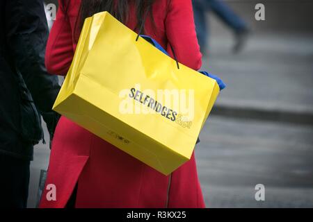 Selfridges yellow carrier bag hi res stock photography and images