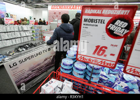 Leraren dag Vruchtbaar Honderd jaar 23 November 2018, Hamburg: On the "Black Friday" discount day in a Media  Markt store, customers queue up at the checkout counters. According to  estimates by the Handelsverband Deutschland (HDE), the discount