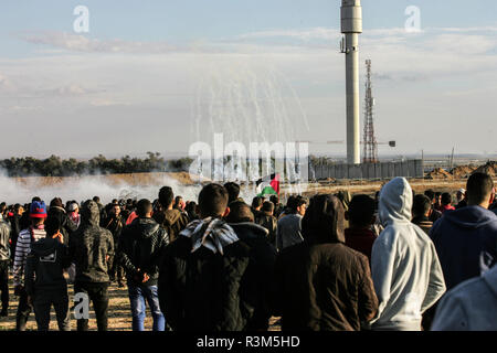 Gaza, Palestinian Territories - 23rd November, 2018. Palestinians are participating in the 'Great Return March' near the Israeli-Gaza border, east of Rafah, in the southern Gaza Strip, on November 23, 2018.  © Abed Rahim Khatib / Awakening / Alamy Live News Stock Photo