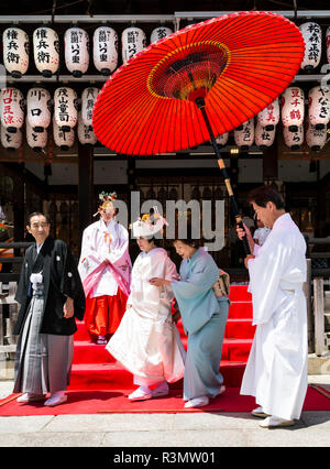 kyoto japan couple getting married in a shinto wedding ceremony at the shinto yasaka shrine gion jinja r3mw01
