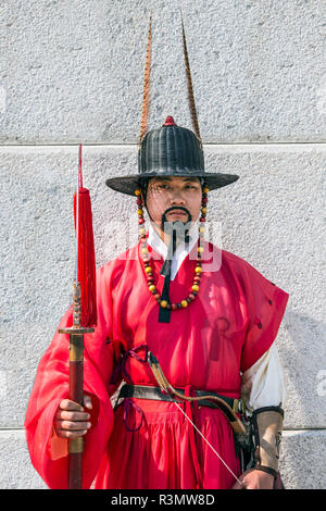 Seoul, South Korea. Member of the Korean Imperial Guard standing outside the Gyeongbokgung Palace Stock Photo