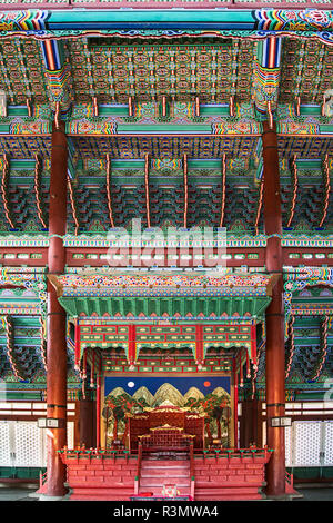 Seoul, South Korea. Geunjeongjeon, interior of main palace pavilion showing the throne, Gyeongbokgung Palace, Palace of Shining Happiness, Throne Hall Stock Photo
