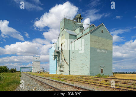 Canada, Alberta, Rycroft. Grain elevators next to railroad tracks. Stock Photo