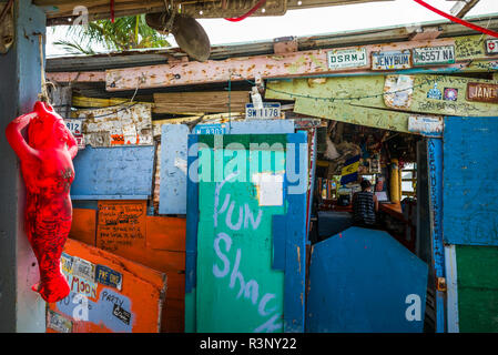 British Virgin Islands, Tortola. Capoons Bay, Bomba's Beach Shack outdoor bar Stock Photo