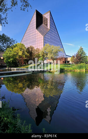 Canada, Manitoba, Winnipeg. Royal Canadian Mint reflection in pond. Stock Photo