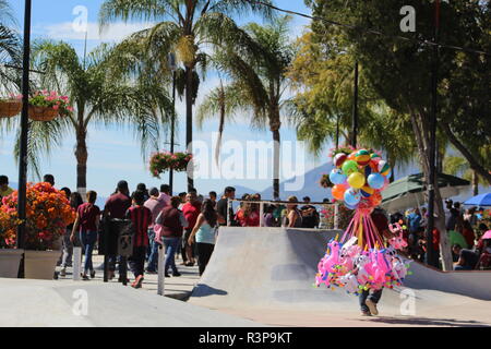 Foto tomada en el malecón de Chapala-Jalisco -Mexico al medio dia en donde se aprecian las personas que visitan este lugar emblematico Mexicano Stock Photo