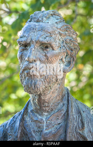 Bronze statue of Vincent Van Gogh, St. Paul de Mausole, St. Remy, Provence, France Stock Photo
