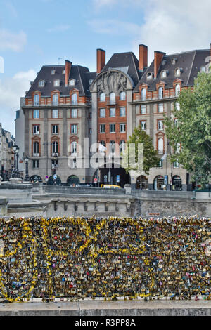 Seine Railing Love locks on bridge railing Stock Photo - Alamy