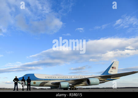 Members of the official departure party take their positions prior to the departure of Air Force One, Nov. 20, 2018 Joint Base Andrews, Md. President of the United States Donald Trump and First Lady Melania Trump along with son Barron Trump departed JBA onboard Air Force One (U.S. Air Force photo/Staff Sgt. Kenny Holston) Stock Photo